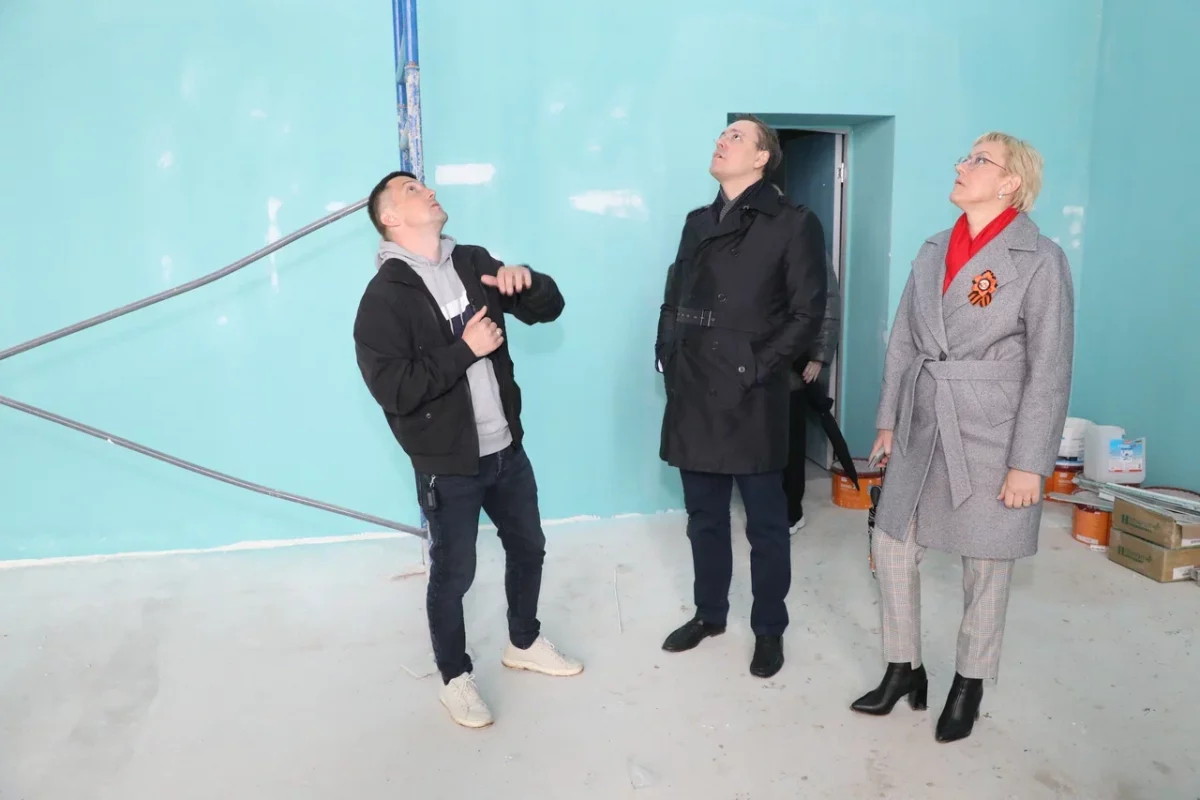 Вместе с главой администрации Сормовского района Светланой Горбуновой депутат Иванов инспектирует готовность пристроя школы 117