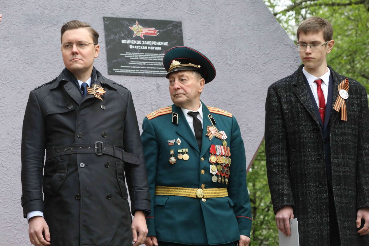 В преддверии 9 мая депутат Михаил Иванов почтил память погибших от ранений бойцов, похороненных на Копосовском кладбище
