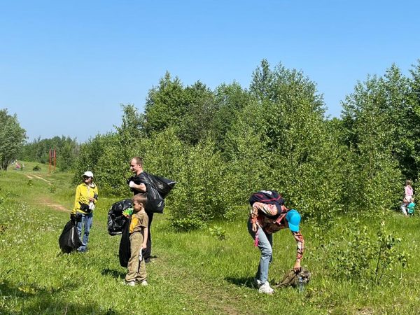 Более 100 кг мусора собрали активисты в Копосовской дубраве