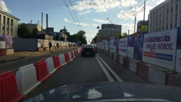 Проезжую часть сузили на улице Горького из-за строительства новой станции метро