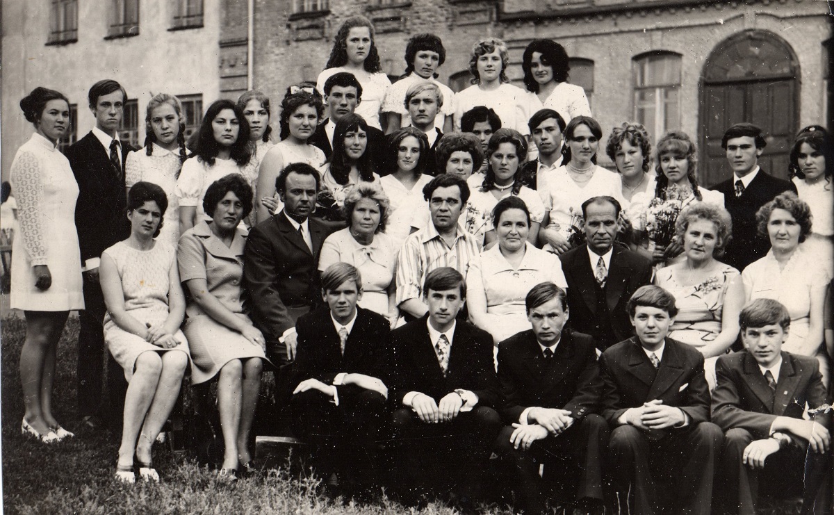 Августа Васильевна (четвёртая справа во втором ряду) с коллегами и выпускниками, 1975 год