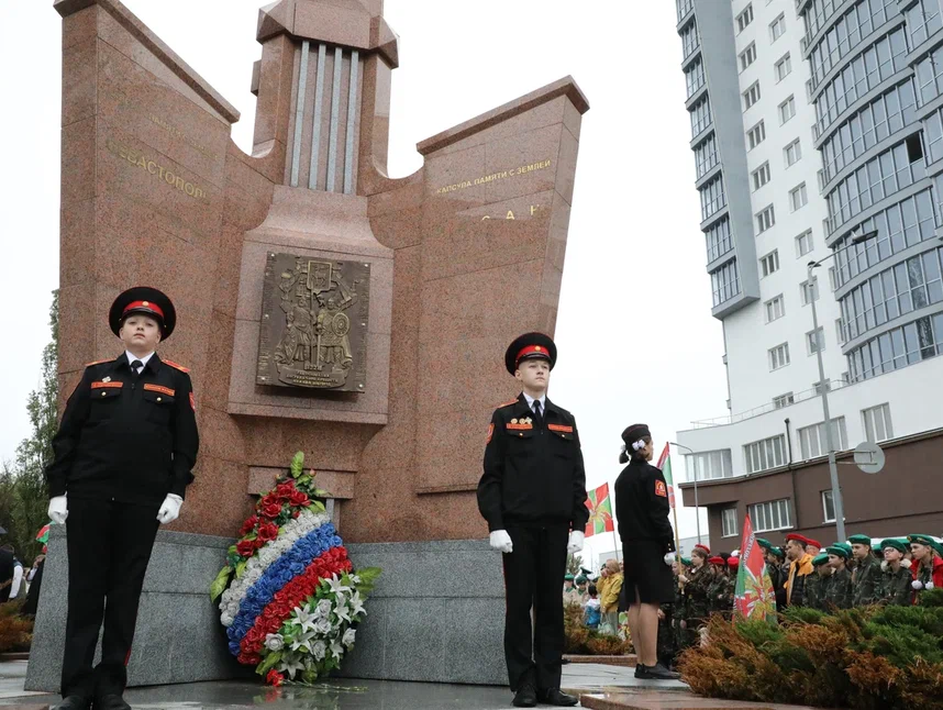 Возле памятника - стелы застыли в почетом карауле нижегородские школьники