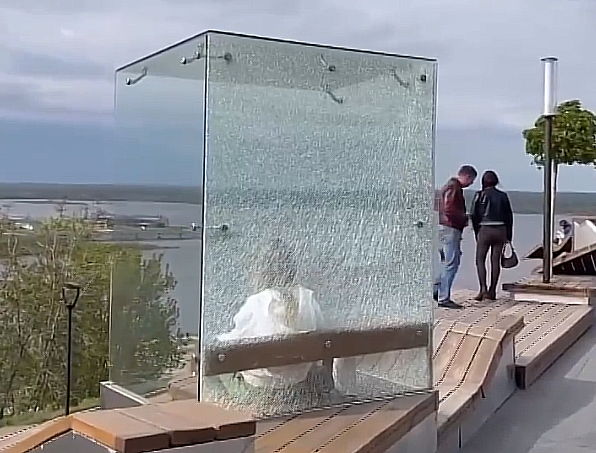 Вандалы разгромили стеклянную беседку на набережной Федоровского