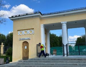 Подрядчик приступил к ремонту входных групп парка «Швейцария»