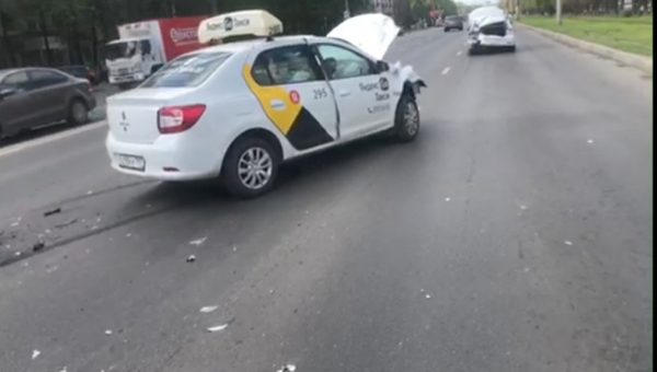 3 человека пострадали при столкновении такси на проспекте Ленина в Нижнем Новгороде