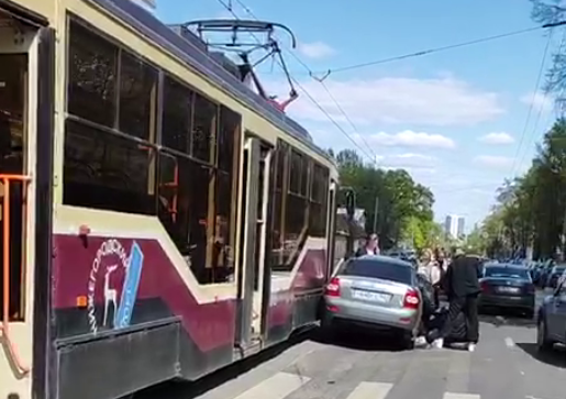 Трамвай и легковушка столкнулись на улице Белинского 10 мая