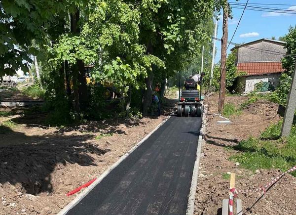 В поселке Новинки укладывают пешеходные дорожки