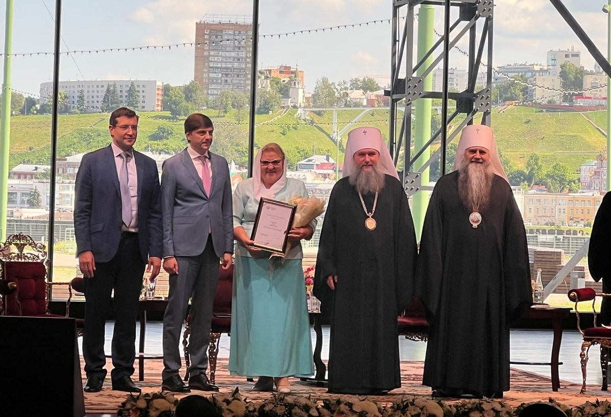 Награждение директора Нижегородской православной гимназии Ольги Тюховой