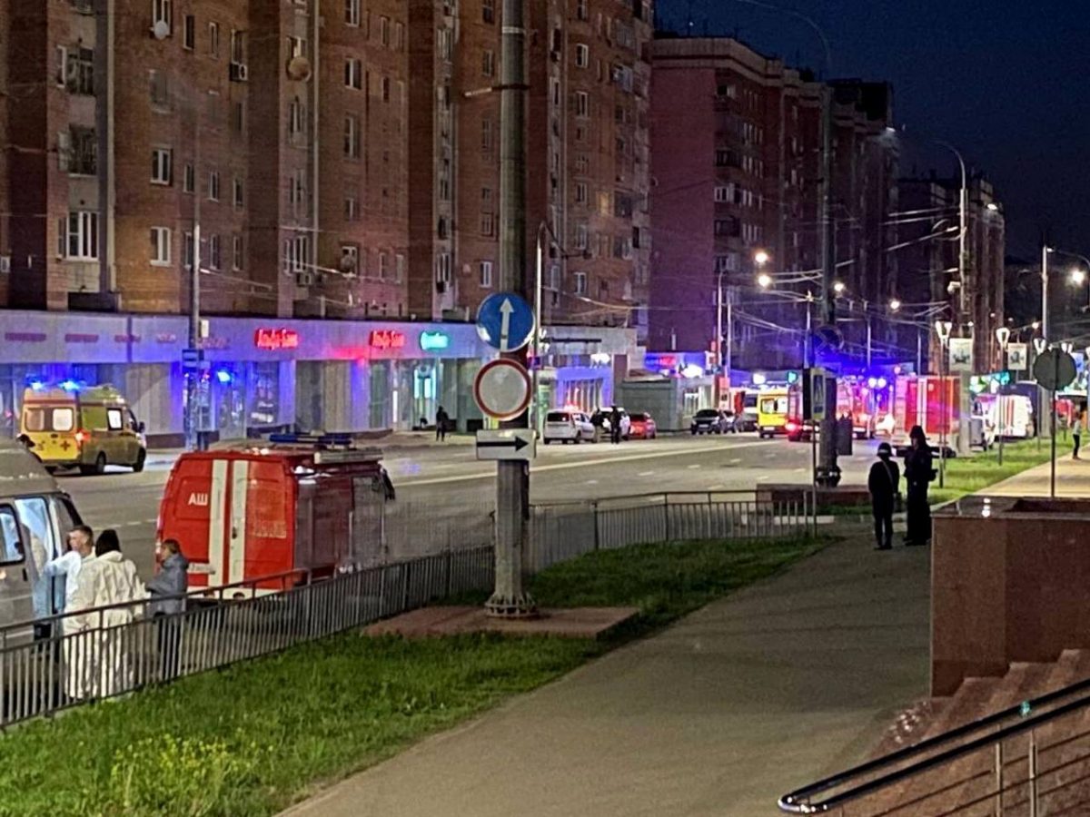 Стало известно, почему ночью перекрыли улицу Горького около станции метро
