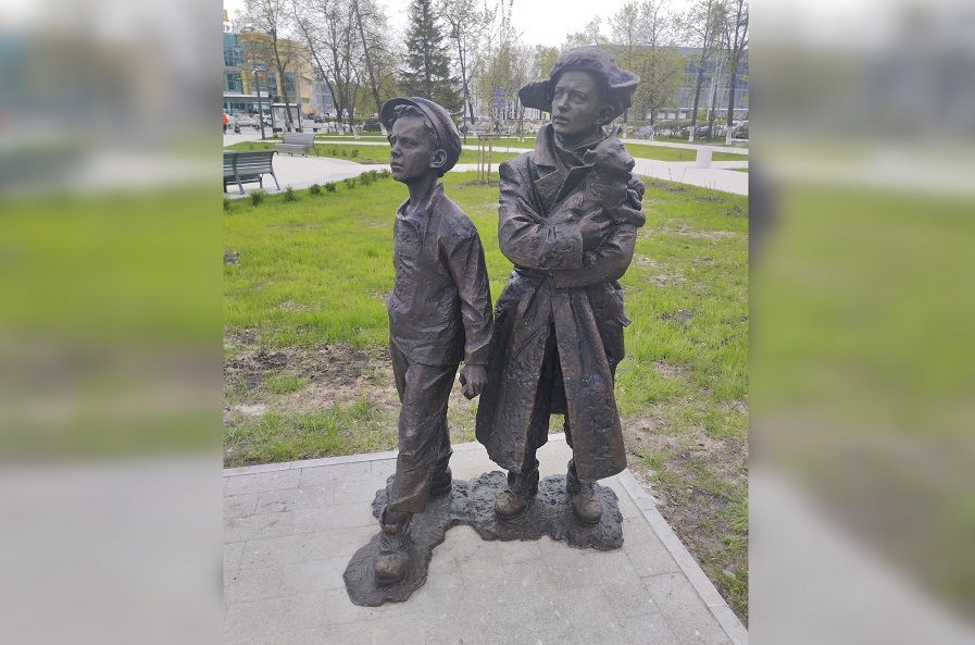 Новую скульптуру установили на центральной площади в Дзержинске