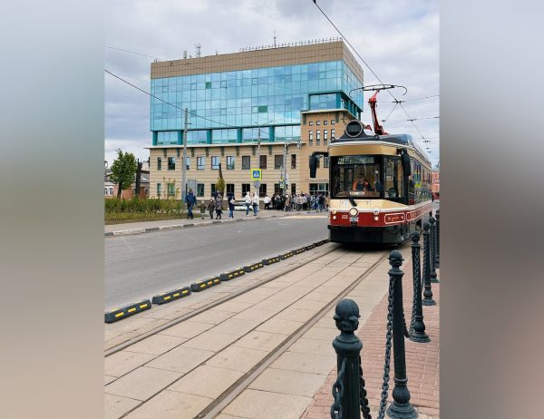 Пластиковые бордюры появились между автодорогой и рельсами на улице Рождественской