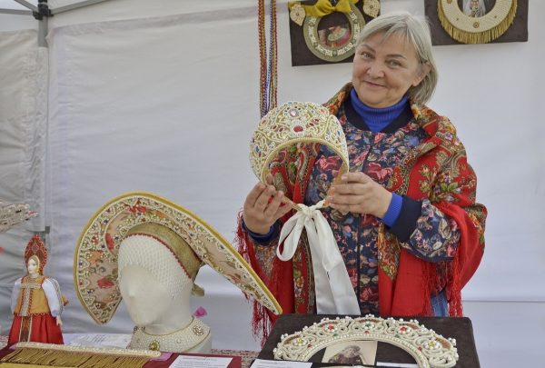 Мастерица из Нижнего Новгорода возрождает моду на кокошники и венцы