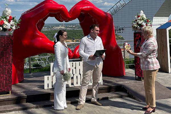 Влюбленные впервые заключили брак на колесе обозрения в Нижнем Новгороде