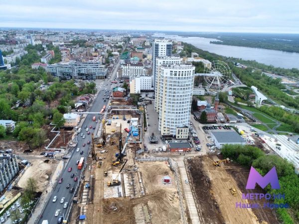 Участок временной объездной дороги начали ремонтировать возле стройплощадки метро на площади Сенной