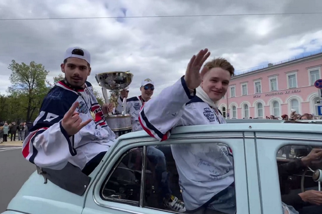 Чемпионский парад в честь победы ХК «Чайка» проходит в Нижнем Новгороде