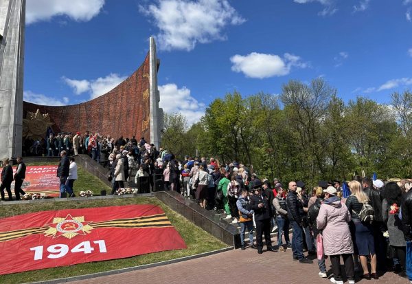 Сотни нижегородцев почтили память героев у Вечного огня в парке Славы на Автозаводе