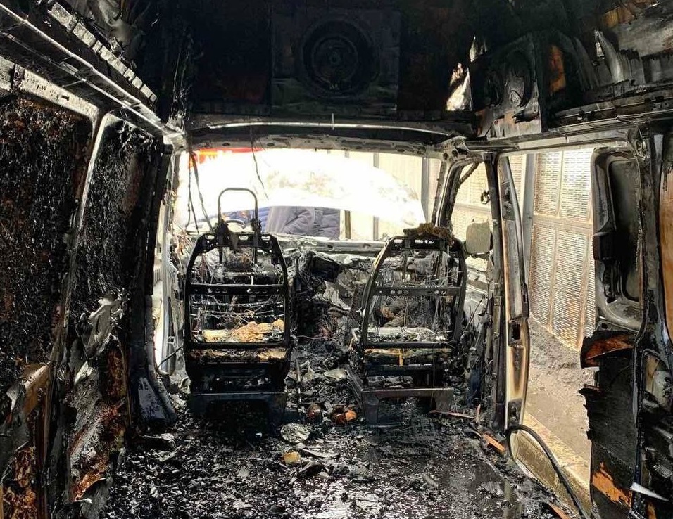 Микроавтобус полностью сгорел на улице Барминской