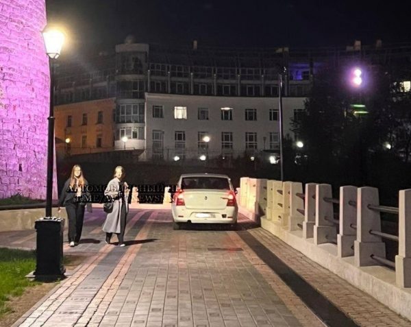 На три тысячи рублей оштрафовали нижегородца, который на машине заехал на тротуар у Кремля