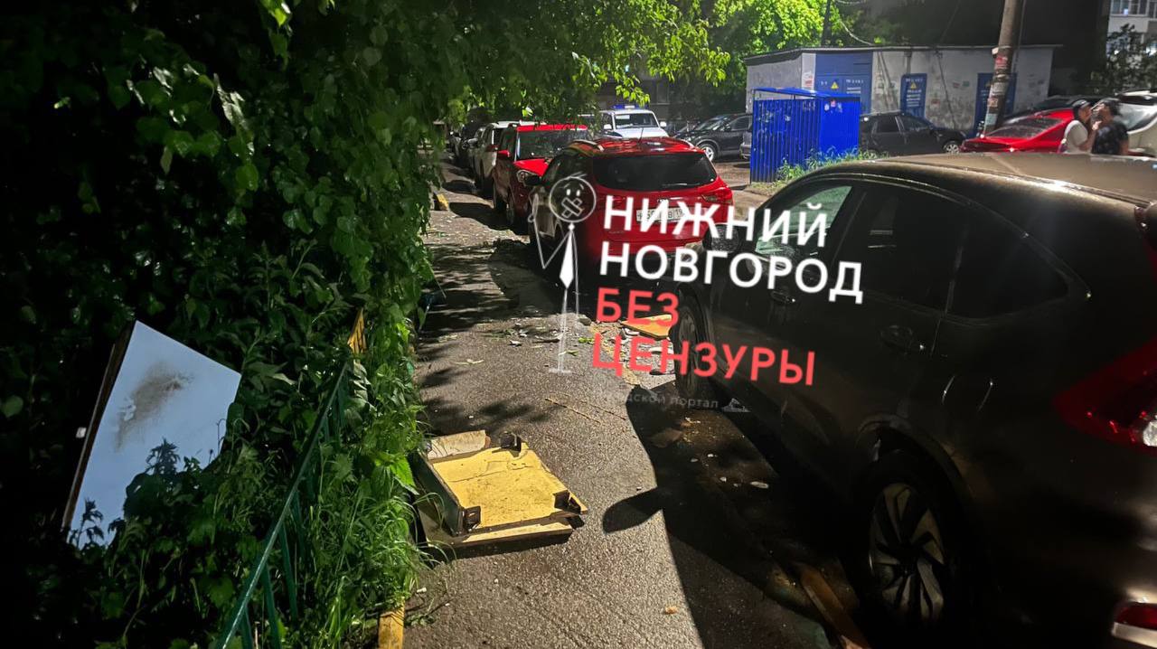 Полиция проверит сообщения от жителей улицы Тонкинской в Нижнем Новгороде,  где из окна дома мужчина выбросил стол 26 мая 2023 года | Нижегородская  правда