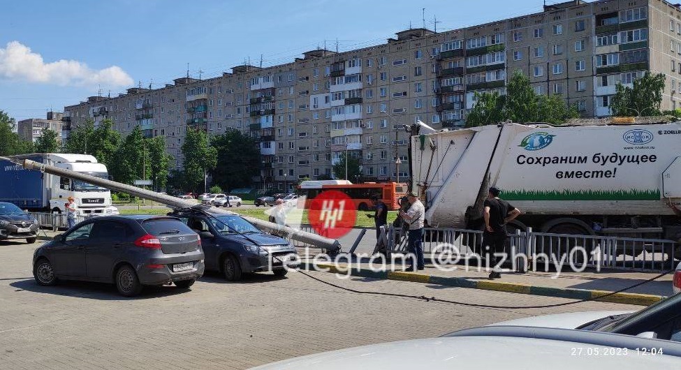 Фонарный столб упал на припаркованный автомобиль в Сормове