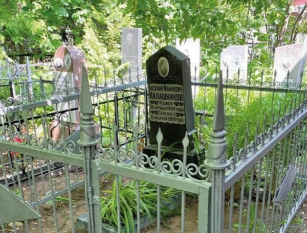 Еще два захоронения благоустроили на Бугровском кладбище