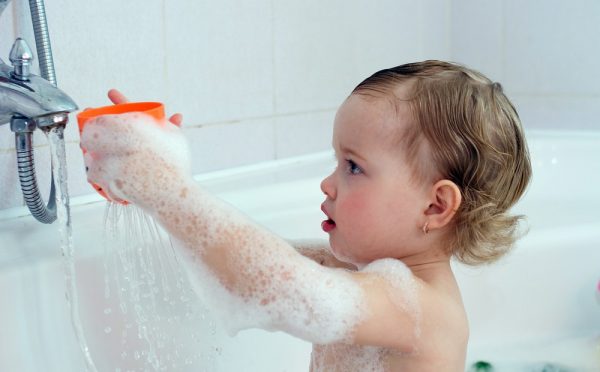 Нижегородские врачи спасли 10-месячного ребенка, забытого матерью в&nbsp;ванне