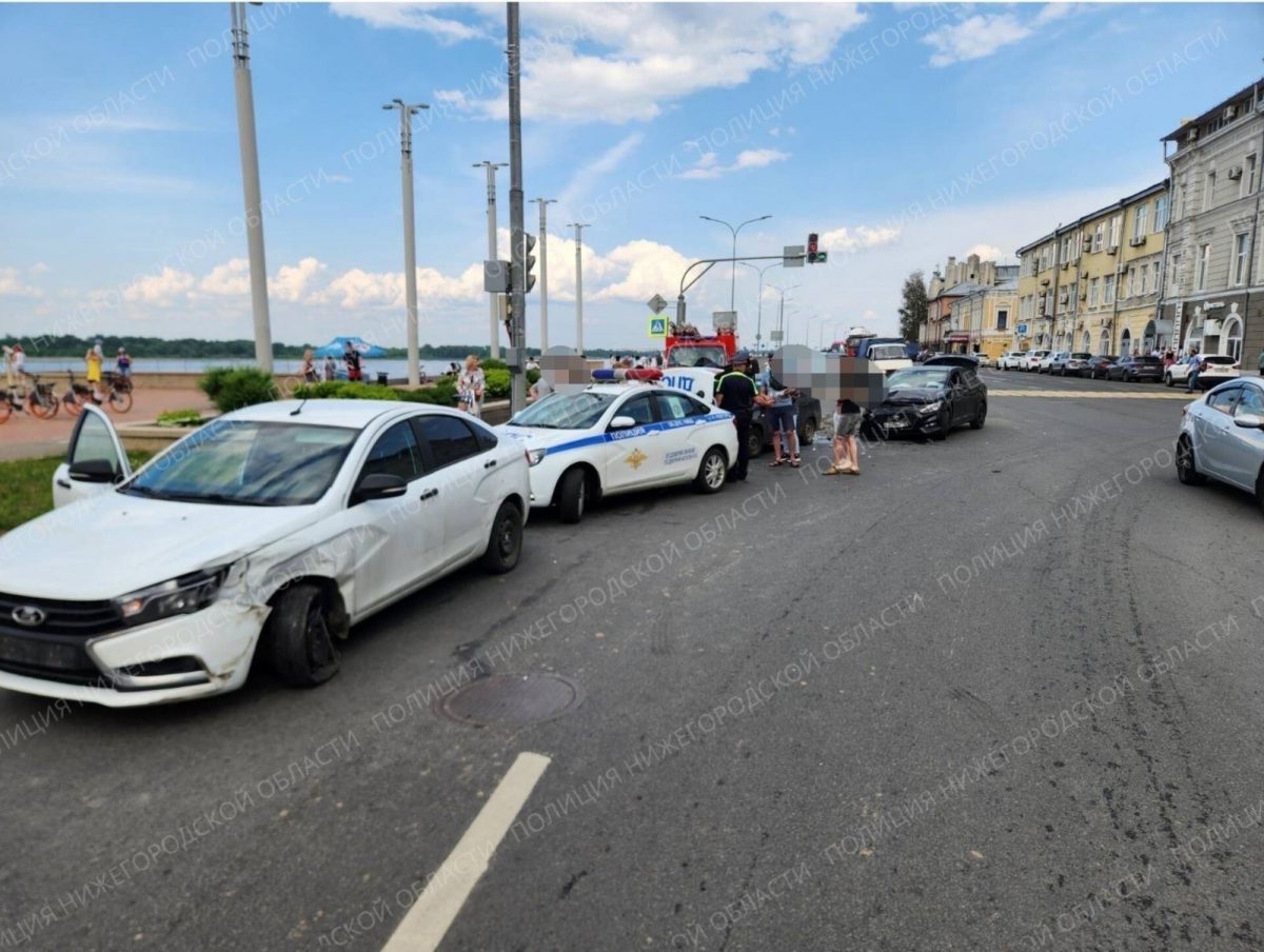 Массовая авария произошла на Нижневолжской набережной