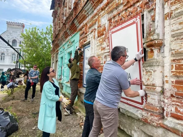 Более ста человек приняли участие в субботнике на территории исторического дома в центре Павлова
