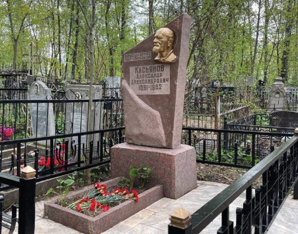 Могилу композитора Александра Касьянова благоустроили на Бугровском кладбище