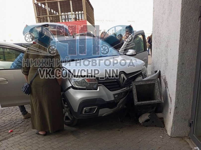 Автомобиль вылетел с дороги и врезался в ЦУМ в Нижнем Новгороде