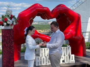 Влюбленные впервые заключили брак на колесе обозрения в Нижнем Новгороде