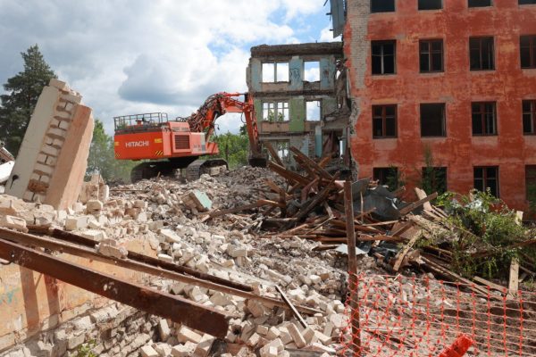 В Дзержинске начался снос аварийных зданий бывшего интерната
