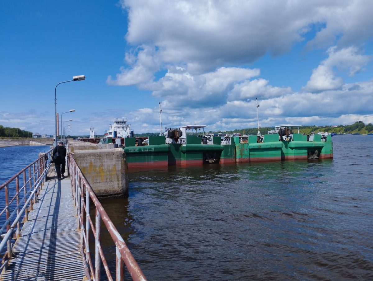 Две баржи протаранили верхние подводные ворота на Городецком гидроузле