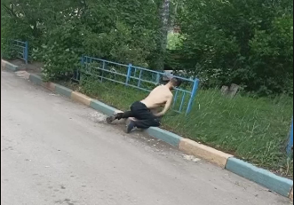 Мужчина застрял головой в заборе и умер на улице Даргомыжского