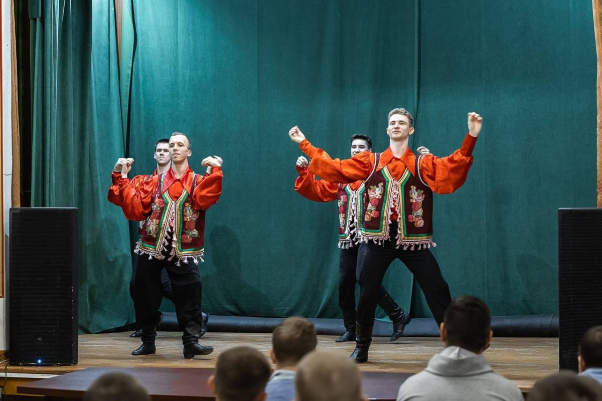 Праздничный концерт для пациентов военного госпиталя организовали Волонтеры Победы ко Дню России