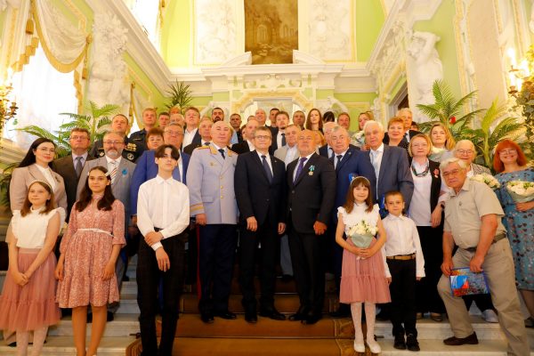 Петр Банников вручил 46 нижегородцам государственные и региональные награды