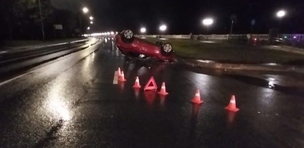 Иномарка перевернулась на мокрой дороге на Георгиевском съезде