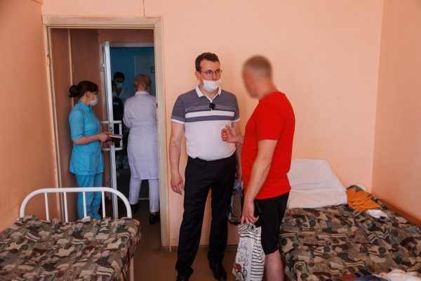 Проходящие реабилитацию участники СВО получили подарки от фонда «Защитники Отечества»