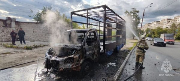 ГАЗель вспыхнула на улице Акимова в Нижнем Новгороде