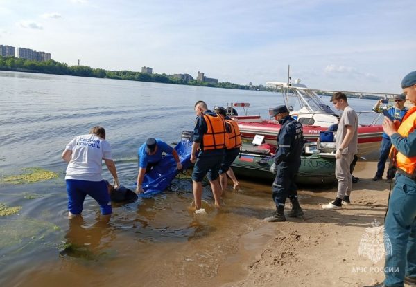 Мужчина упал с Молитовского моста в Нижнем Новгороде