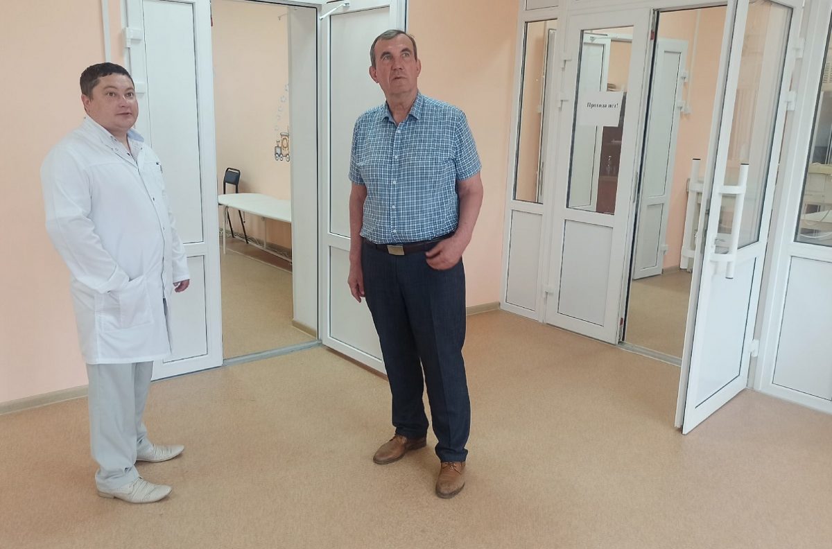 Главный врач ЦРБ Дмитрий Махнёв и глава района Александр Баев осматривают обновленные помещения больницы