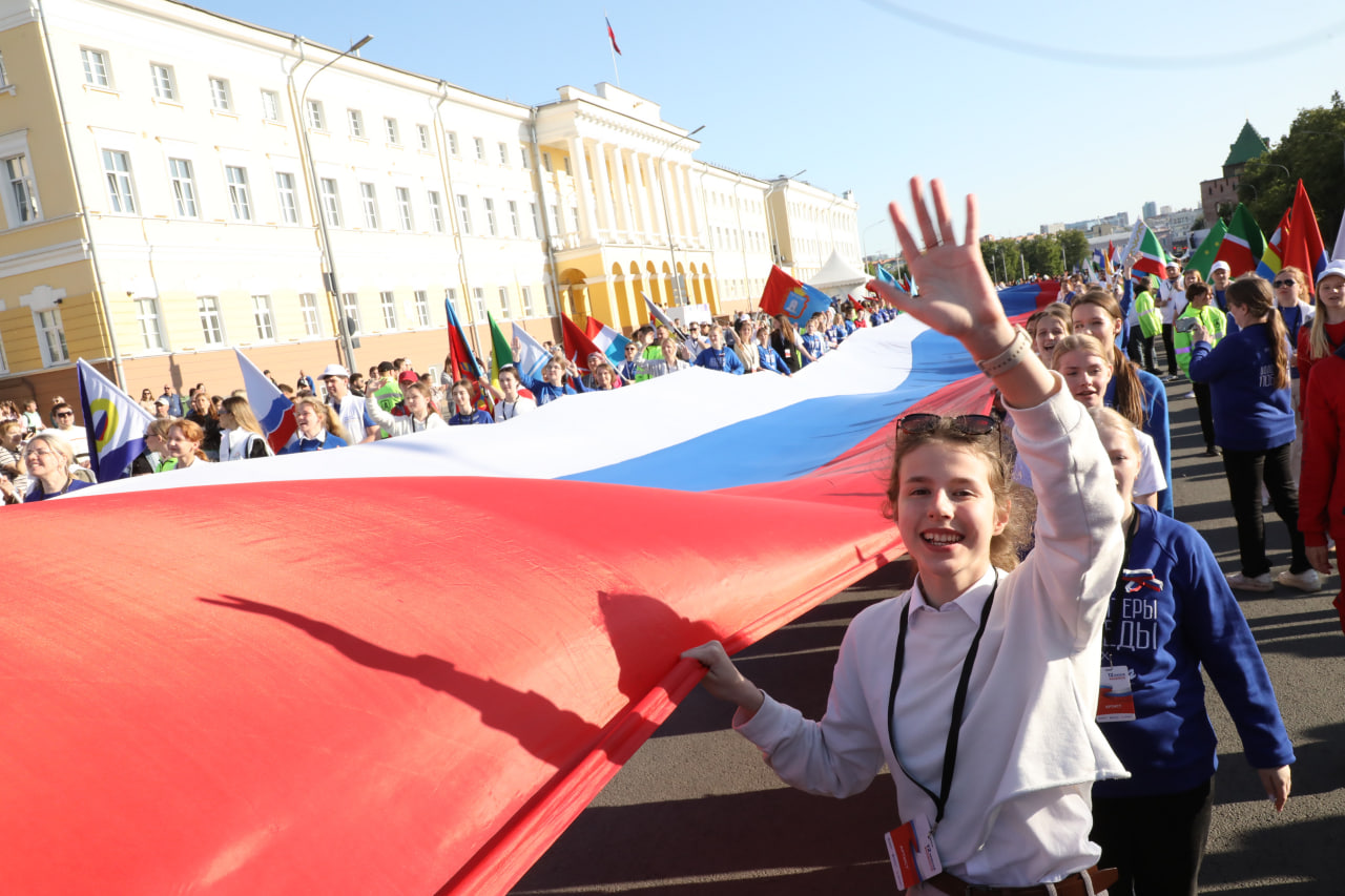 В День России в Нижнем Новгороде пронесли 100-метровый флаг России 12 июня  2023 года | Нижегородская правда