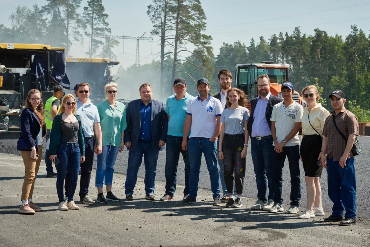 Студенты МАДИ – победители конкурса Автодора – протестировали укладку асфальта на М‑12