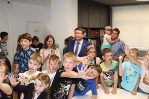 Олег Лавричев принял участие в открытии модельной библиотеки в Советском районе