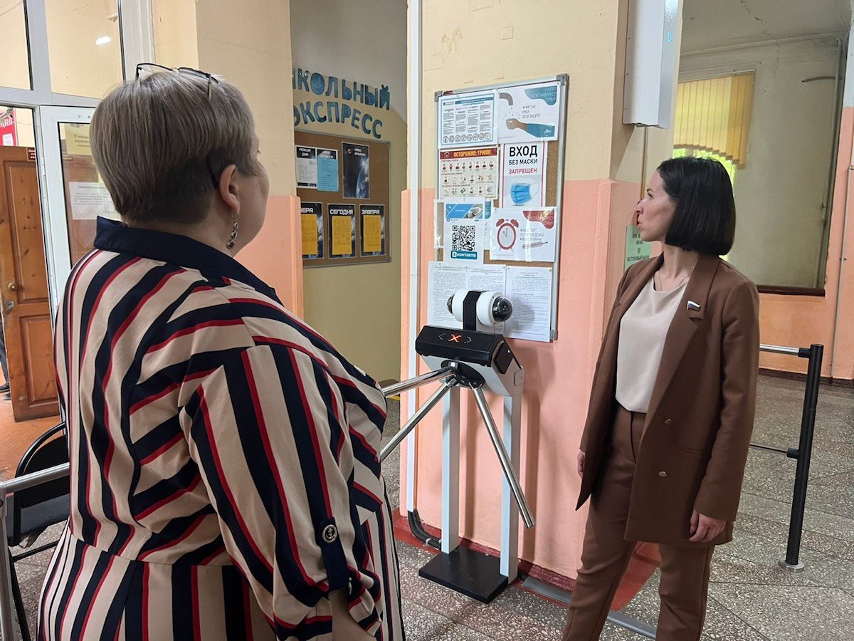 В школе № 72 с помощью Татьяны Скоробогатовой поставили систему видеонаблюдения, полностью заменили асфальтовое покрытие во дворе