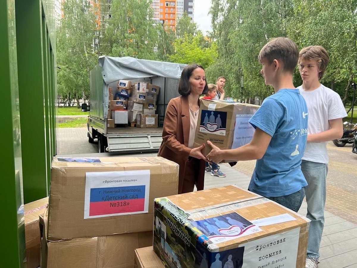 Наравне с волонтерами Татьяна Александровна помогает загружать машину коробками с гуманитарной помощью, собранной в рамках акции «Фронтовая посылка»