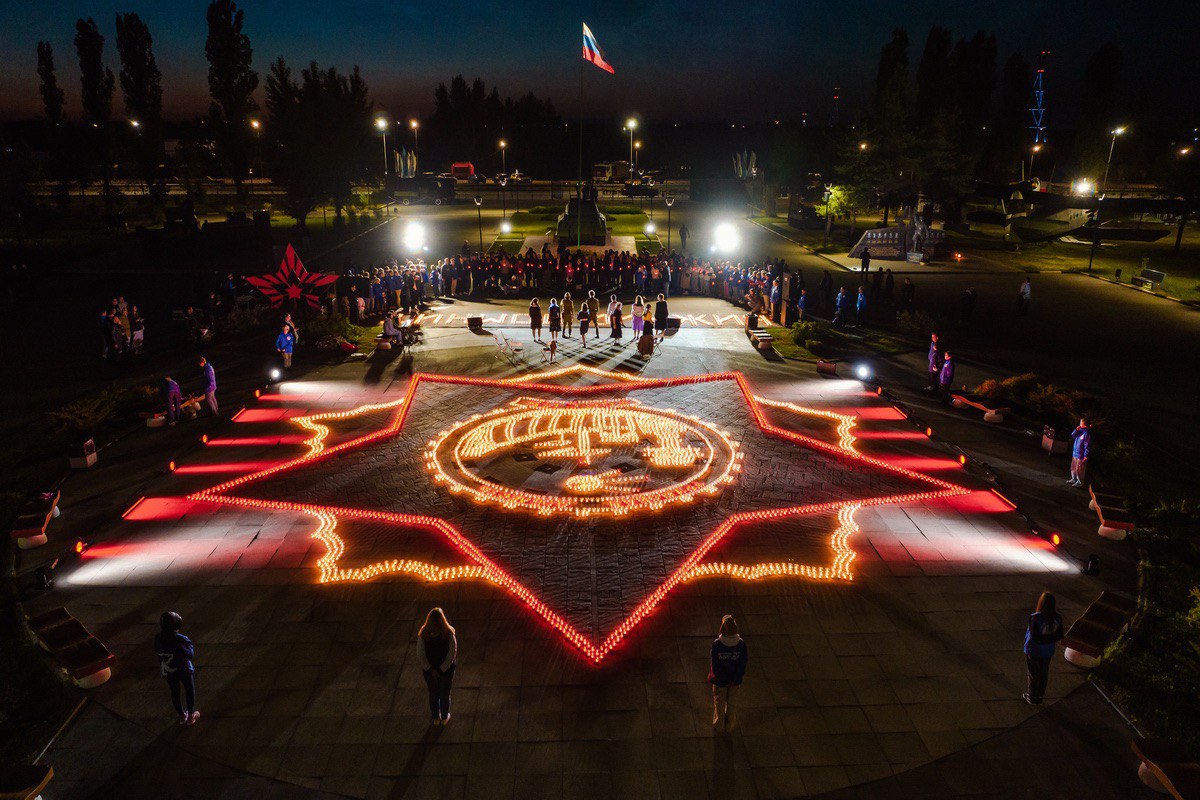 В ночь на 22 июня 2023 года в парке Победы в Нижнем Новгороде зажгли 10 тысяч свечей