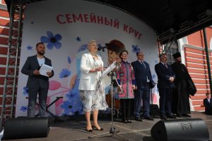 19 пар вступили в брак у памятника князю Дмитрию Донскому и его супруге в Нижегородском кремле