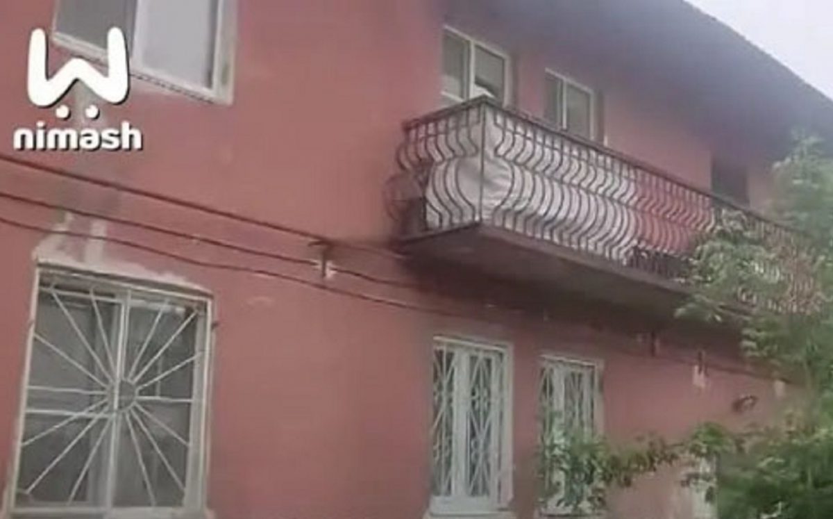 Коммунальщики отремонтируют потолок, обвалившийся в квартире дома на улице Космонавта Комарова