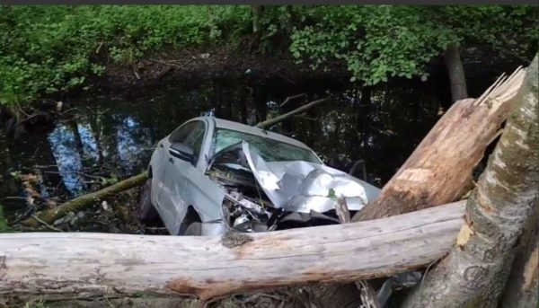 «Лада Веста» опрокинулась в реку в Володарском районе
